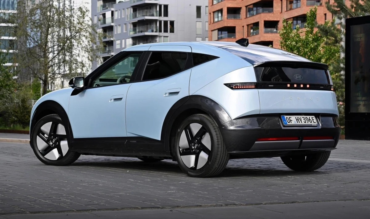 Açık mavi Hyundai IONIQ 3’ün arka ve yan görünümü