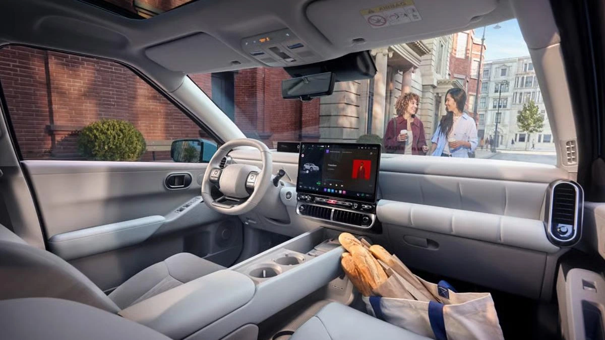 Hyundai IONIQ 3’ün minimalist kabini ve multimedya ekranı