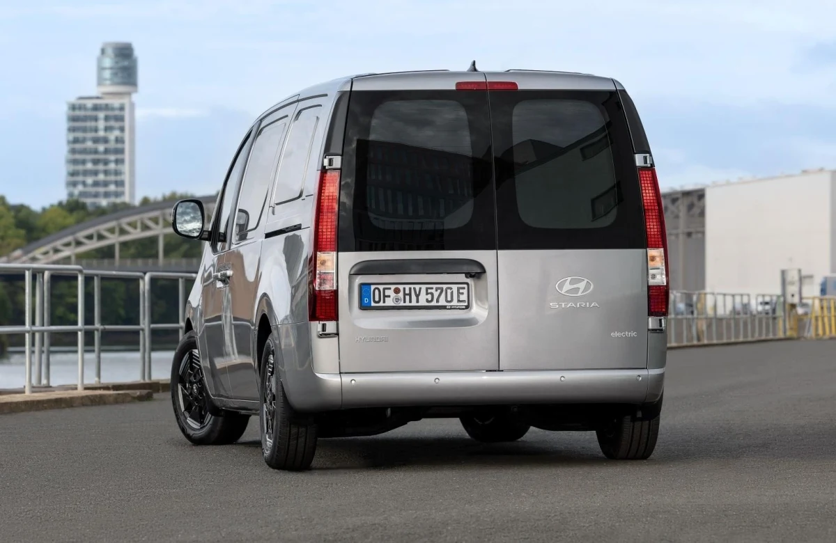 Hyundai STARIA Cargo panelvanın arka ve yan görünümü