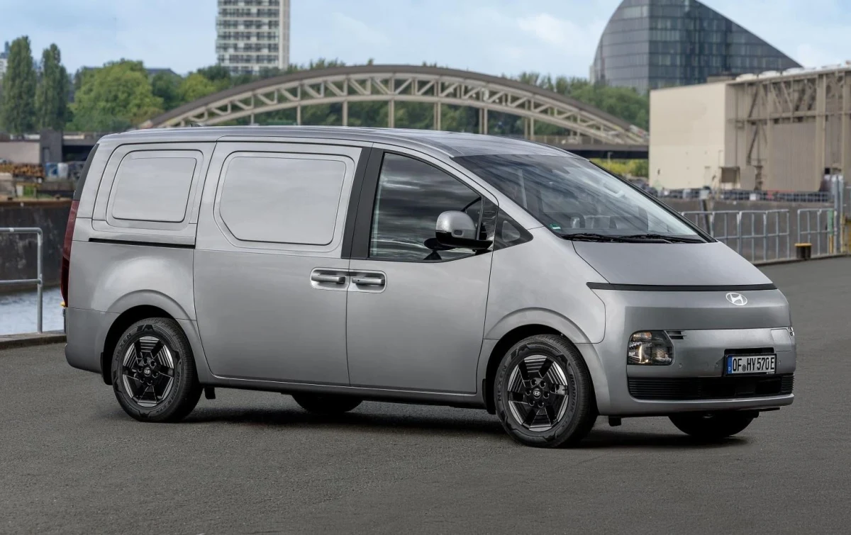 Gri Hyundai STARIA Cargo panelvanın önden ve yandan görünümü