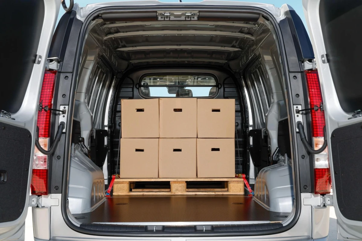 Hyundai STARIA Cargo’nun yük alanında palet üzerindeki koliler