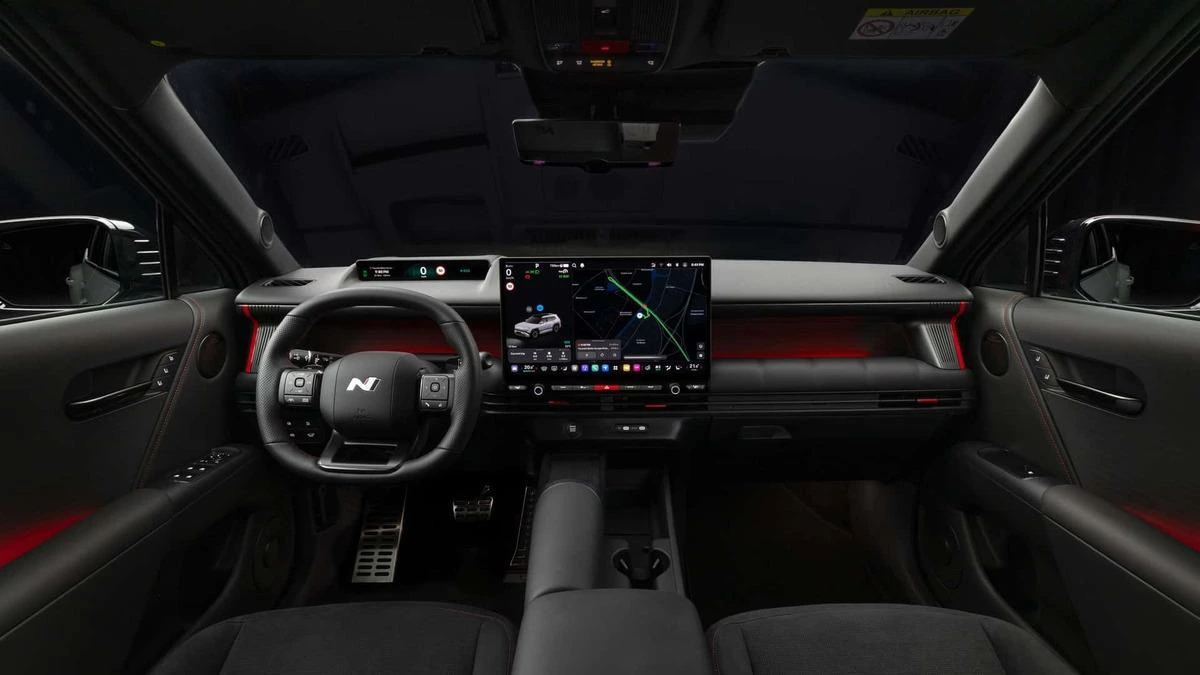 Hyundai Tucson N Line'ın ön kokpiti ve merkezi ekranı