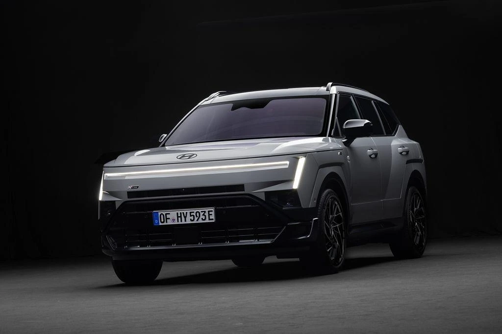 Gri Hyundai Tucson N Line önden üç çeyrek açıyla