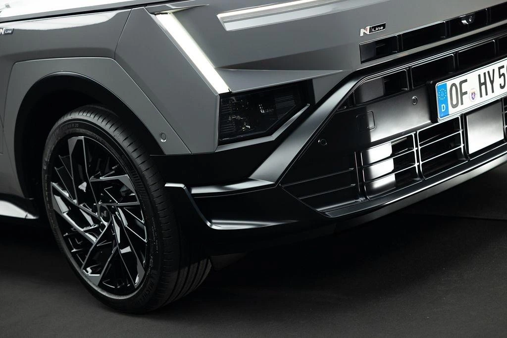 Hyundai Tucson N Line’ın ön tamponu ve ön jantının yakın planı