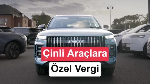 Şehir caddesinde yan yana ilerleyen otomobiller