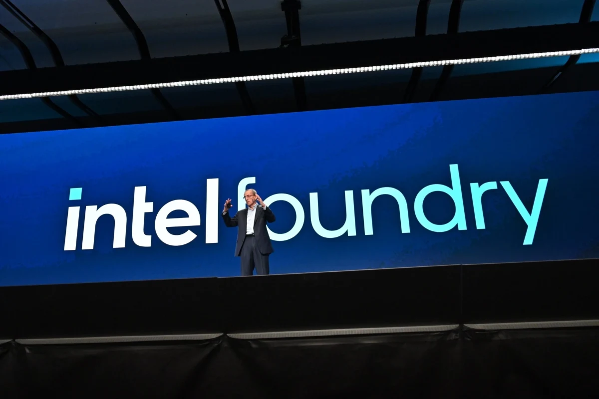 Intel Foundry yazısı önünde sahnede konuşan bir kişi