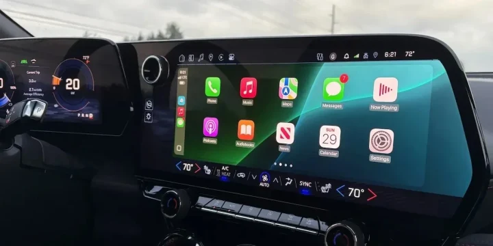 Bir otomobilin bilgi-eğlence ekranında CarPlay uygulama simgeleri görüntüleniyor