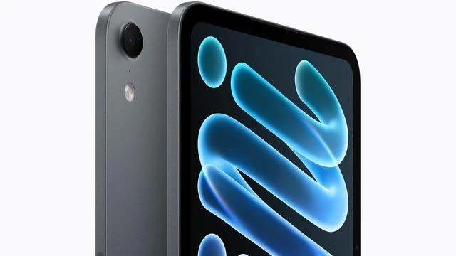 Ön ve arka yüzü görünen koyu renkli iPad mini 8