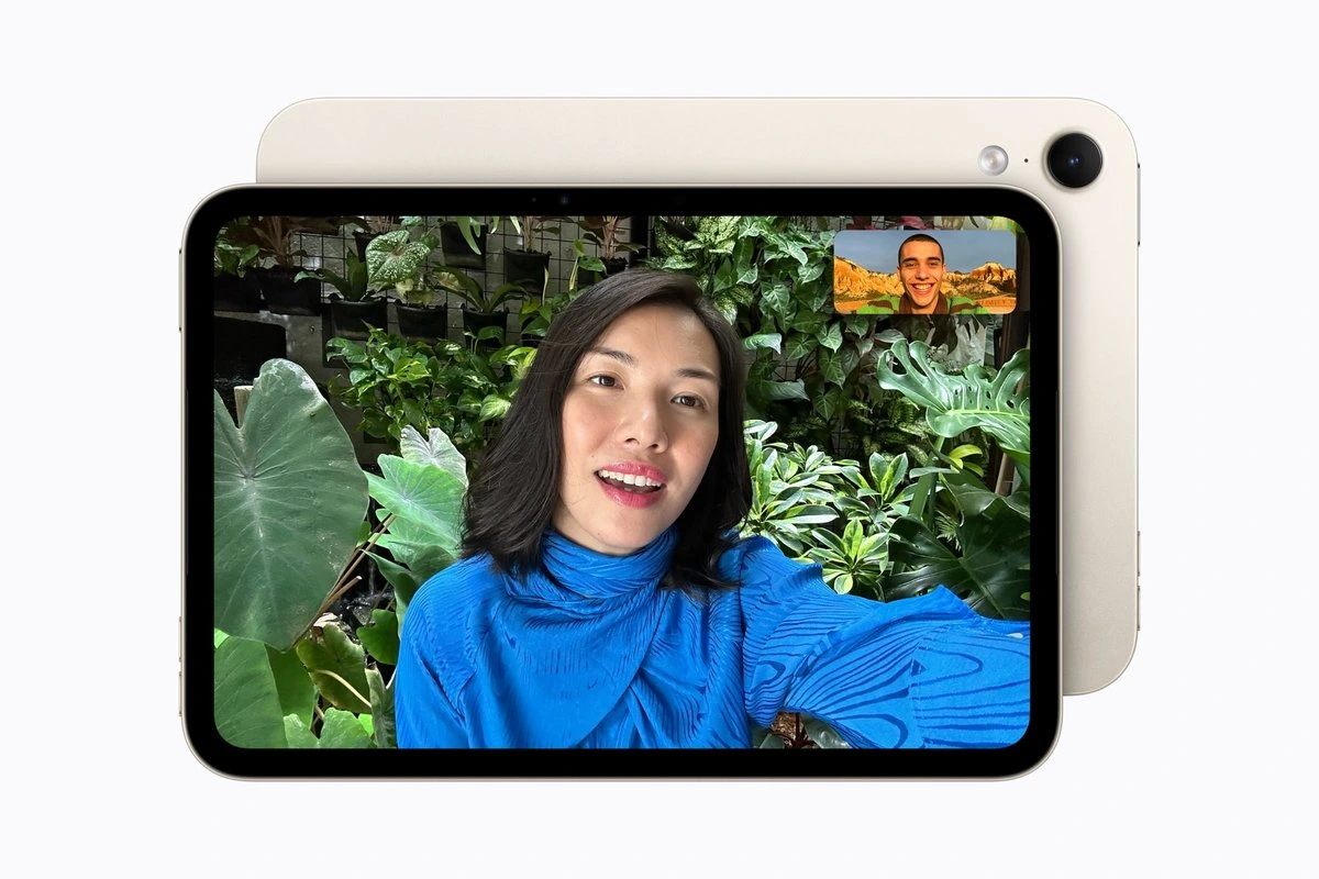 iPad mini ekranında görüntülü görüşme yapan kadın