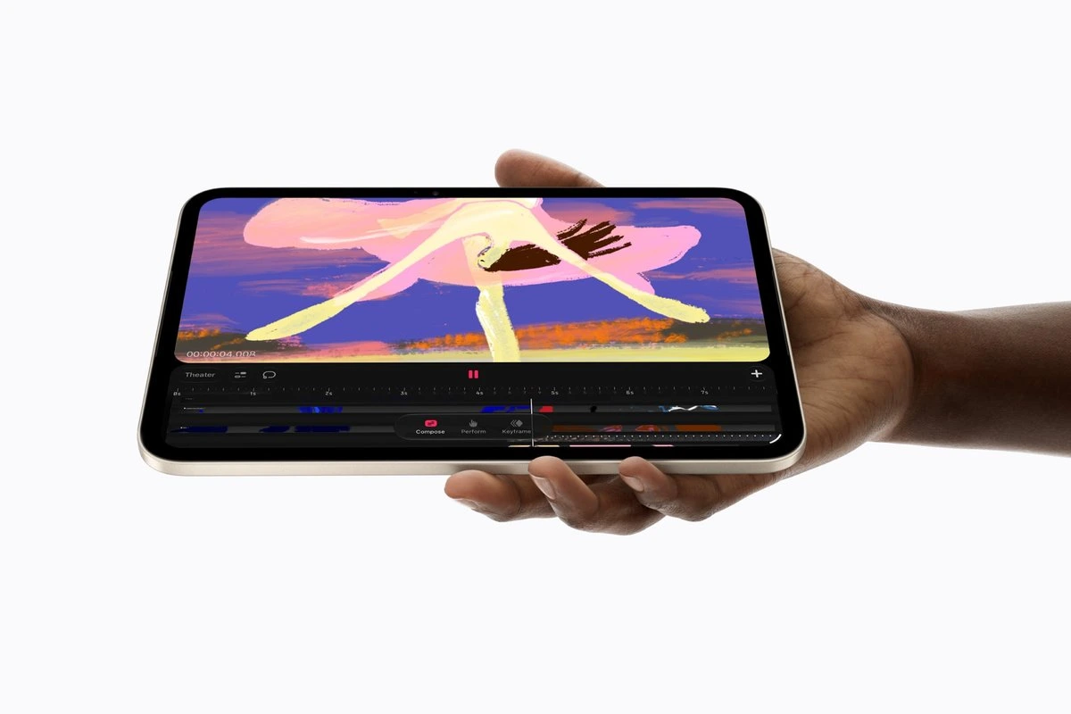Elde tutulan iPad mini ekranında video düzenleme arayüzü