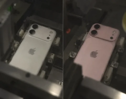 Gümüş ve pembe renkli olduğu görülen iki iPhone benzeri cihazın arka yüzü ve yatay kamera modülü