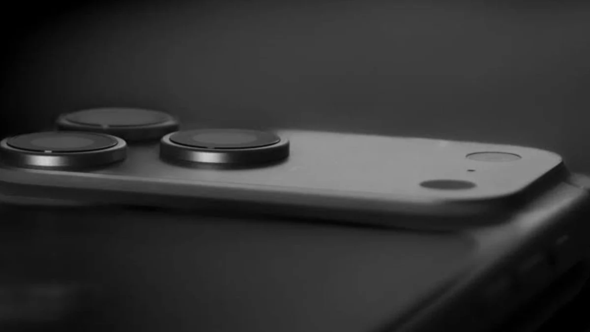 Koyu renkli bir akıllı telefonun arka yüzündeki kamera modülü