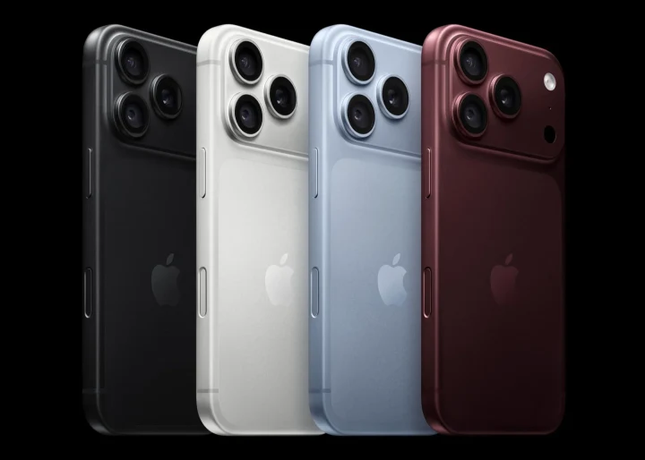 Siyah, beyaz, açık mavi ve bordo renklerde dört iPhone 18 Pro Max modeli