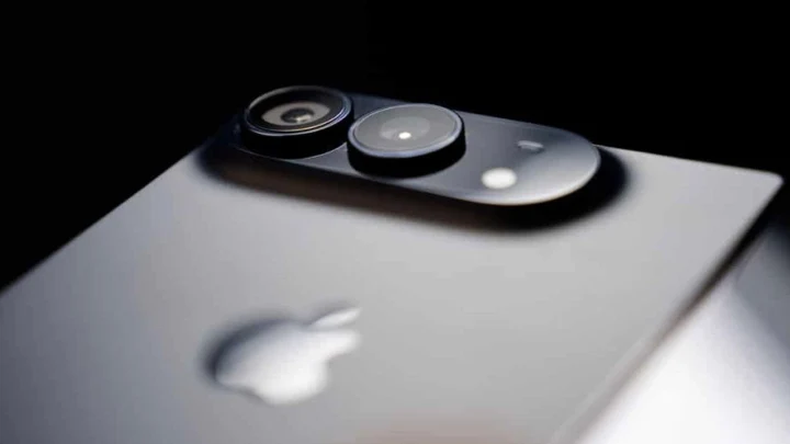 Arka yüzünde iki kamera bulunan bir Apple telefonu