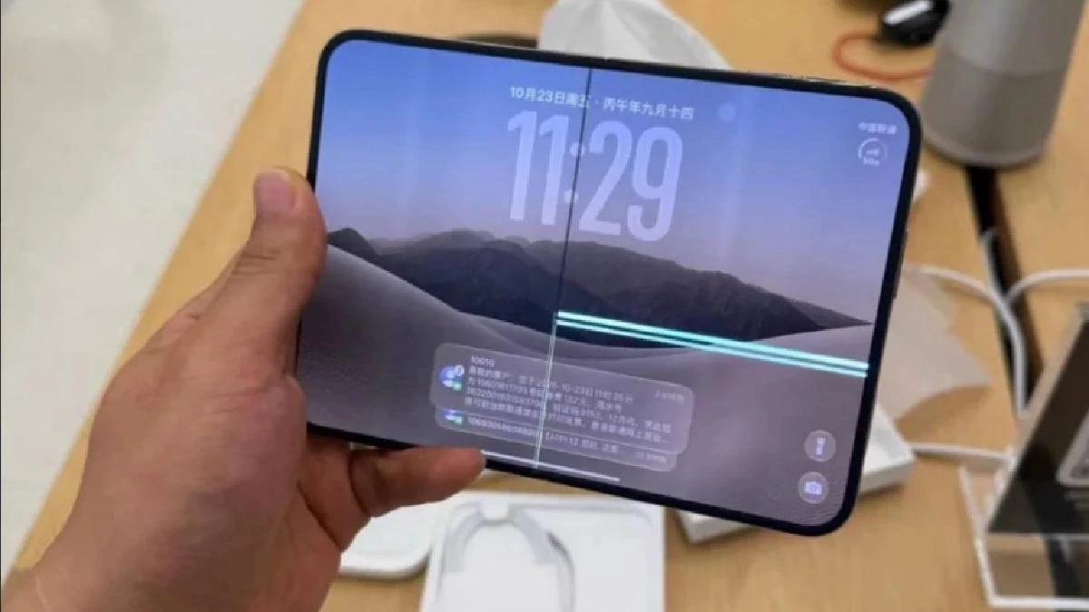 Elde tutulan katlanabilir telefonun iç ekranında çizgi ve çatlak izleri