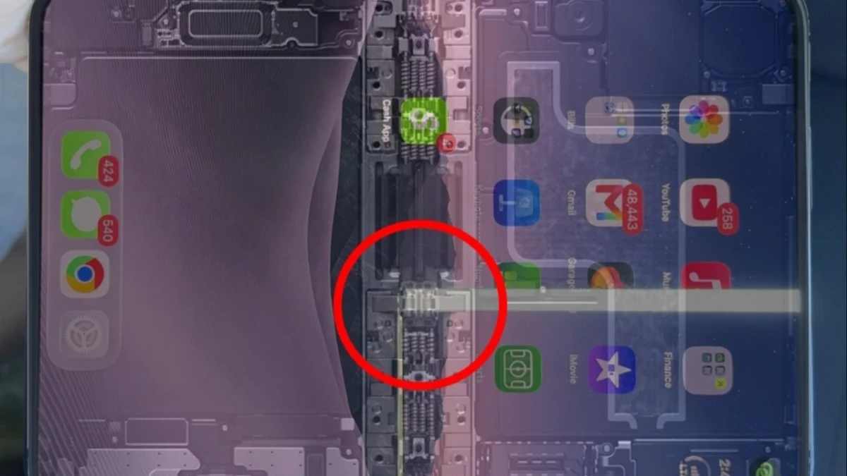 Ekranında parlak çizgiler görülen katlanabilir telefon elde tutuluyor