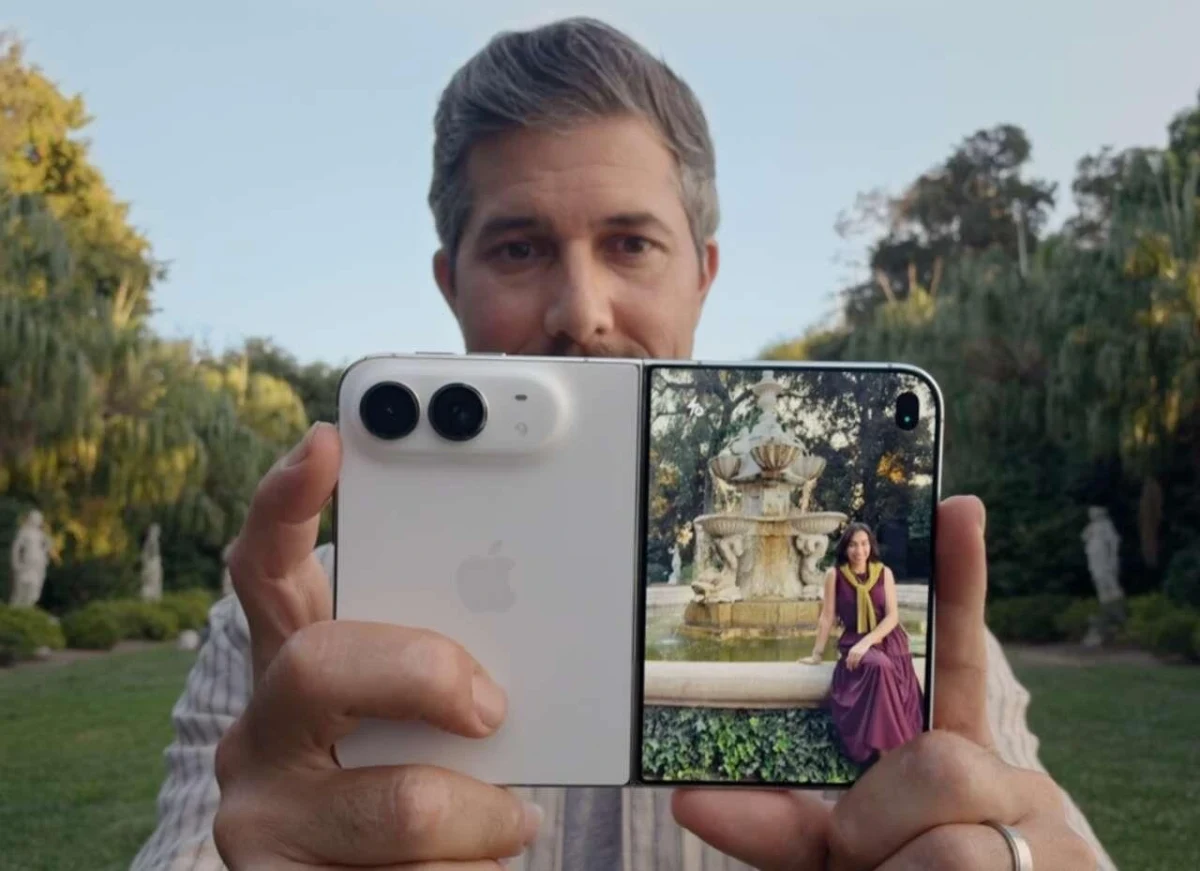 Bir kişi, açık haldeki iPhone Duo’yu kameraya doğru tutuyor.