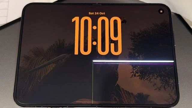 Katlanabilir iPhone Duo’nun iç ekranında yatay parlak çizgi ve çatlak görünümü