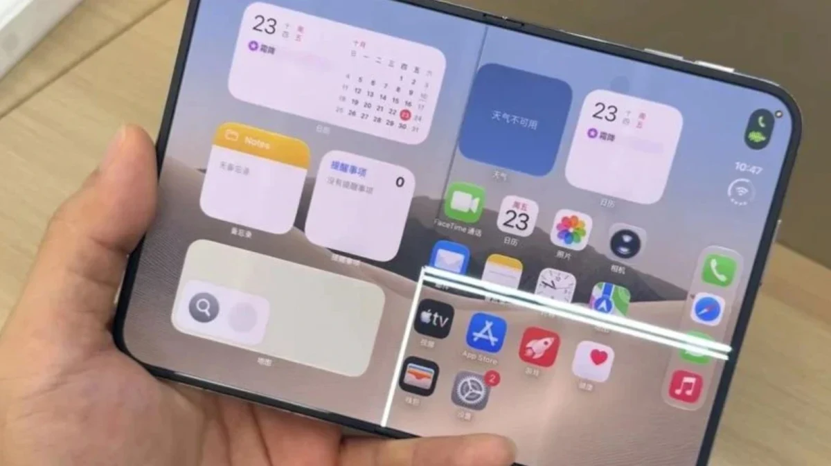 Ekranı açık katlanabilir telefon elde tutuluyor; ekranda yatay parlak çizgiler görülüyor