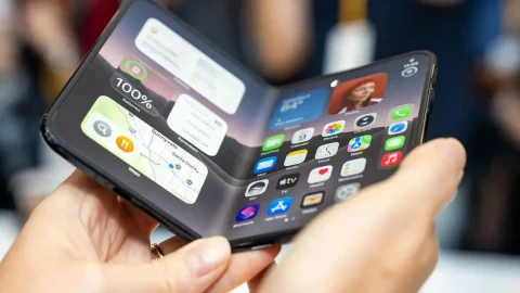 Katlanabilir iPhone Duo olduğu belirtilen bir telefon açık halde elde tutuluyor.