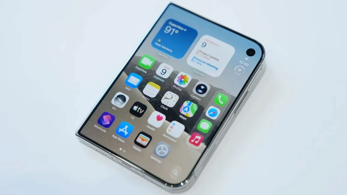 Açık durumdaki katlanabilir iPhone Duo, beyaz bir yüzey üzerinde duruyor.