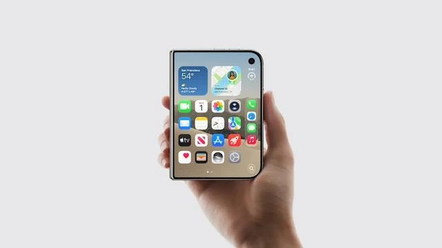 Bir kişinin elinde tuttuğu, ekranında uygulama simgeleri görünen iPhone Duo