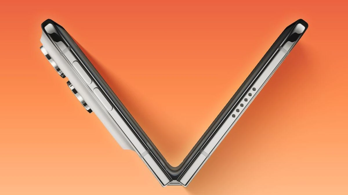 Turuncu arka plan önünde V biçiminde kısmen katlanmış iPhone Duo