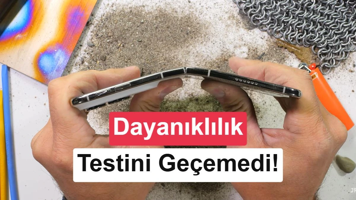 Bir elin avucunda kum, diğer elde beyaz renkli katlanabilir telefon