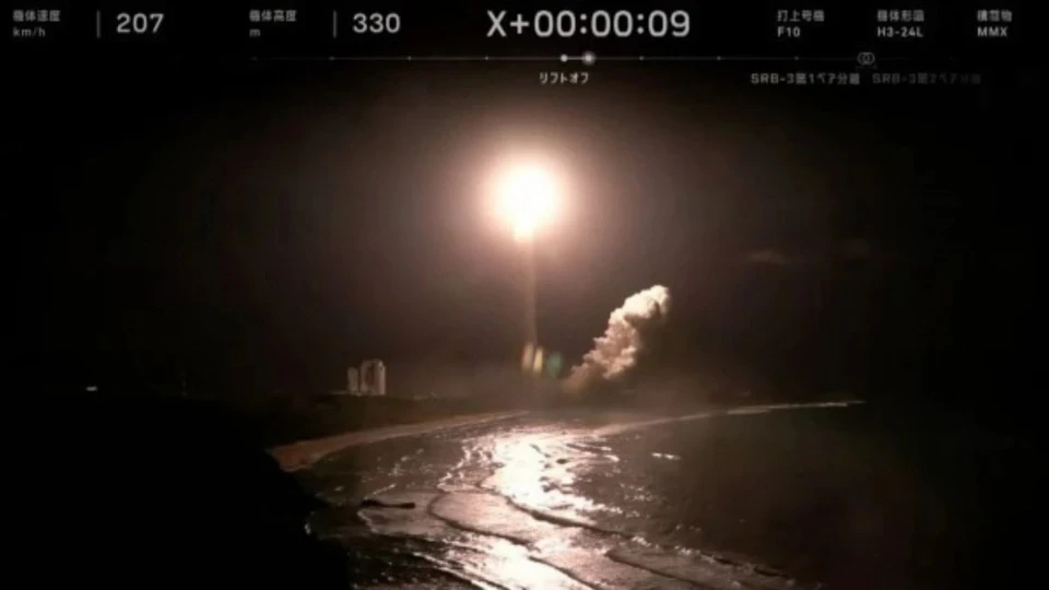 Gece fırlatmasında roketin gökyüzüne yükselişi