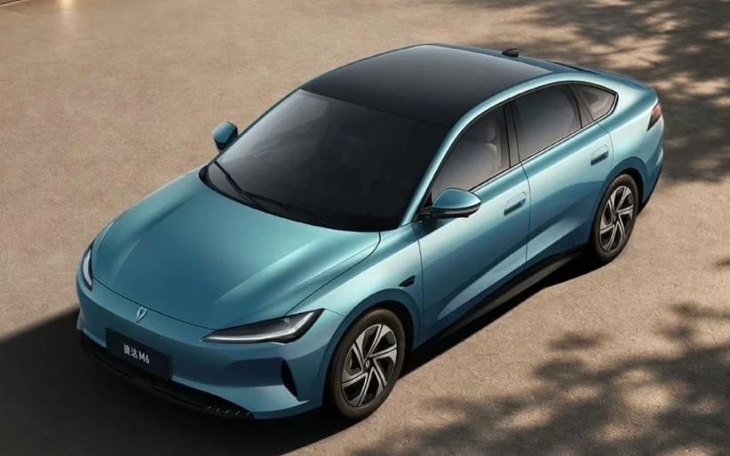 Turkuaz Jetta M6 elektrikli sedanın önden ve yandan görünümü