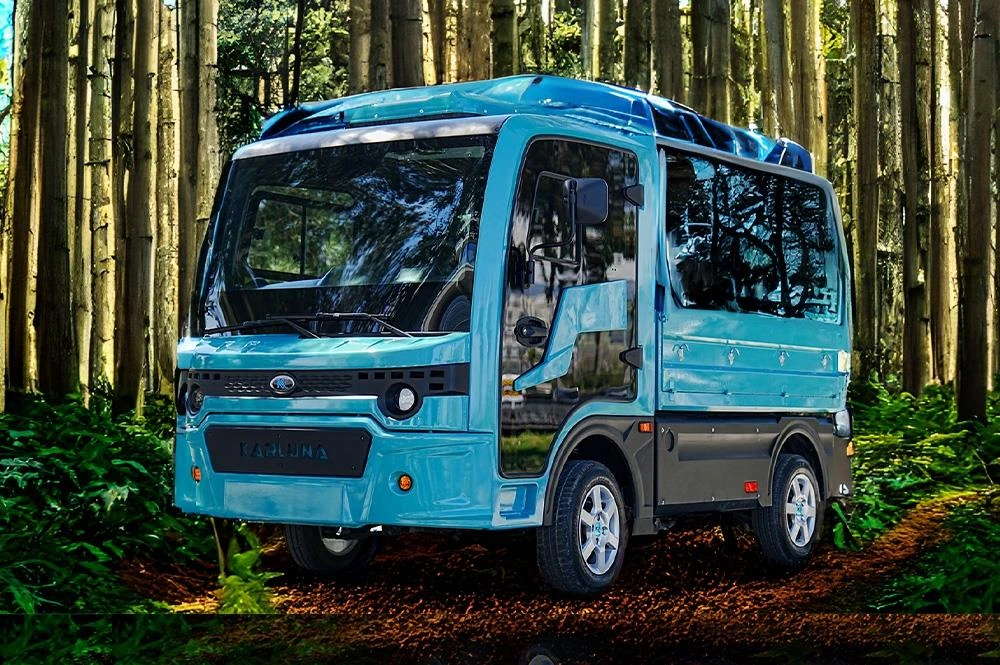 Ormanlık alanda turkuaz renkli Karluna elektrikli araç