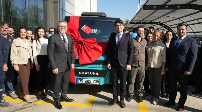 Karluna Pratik’in ilk teslimatında araç ve teslim törenine katılanlar