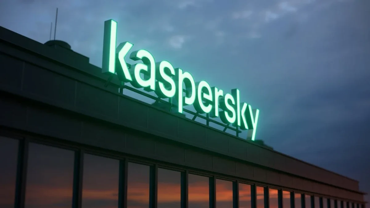 Bir binanın çatısında ışıklı Kaspersky tabelası