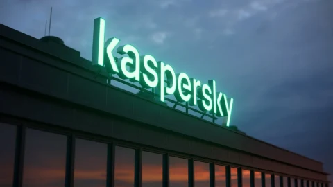 Bir binanın çatısında ışıklı Kaspersky tabelası