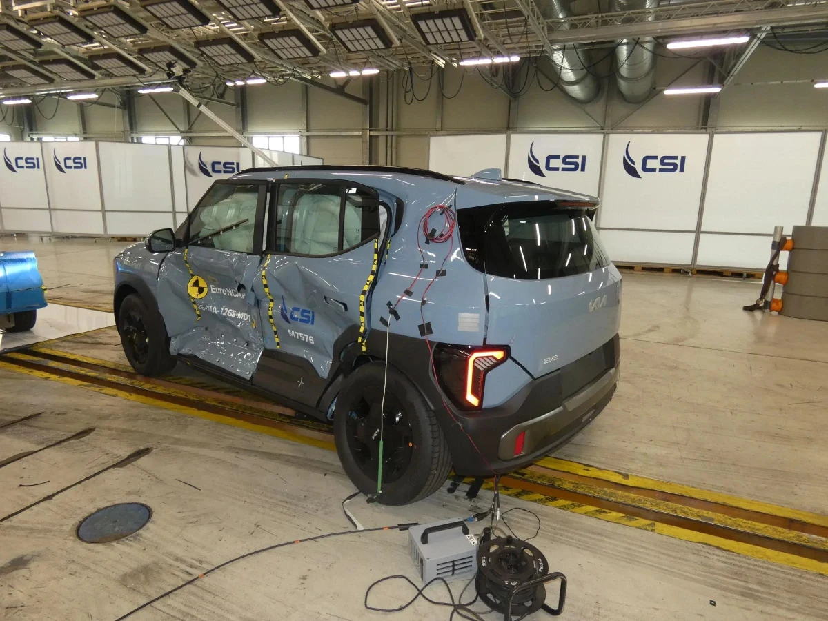 Euro NCAP test alanında arkadan ve yandan görüntülenen Kia EV2