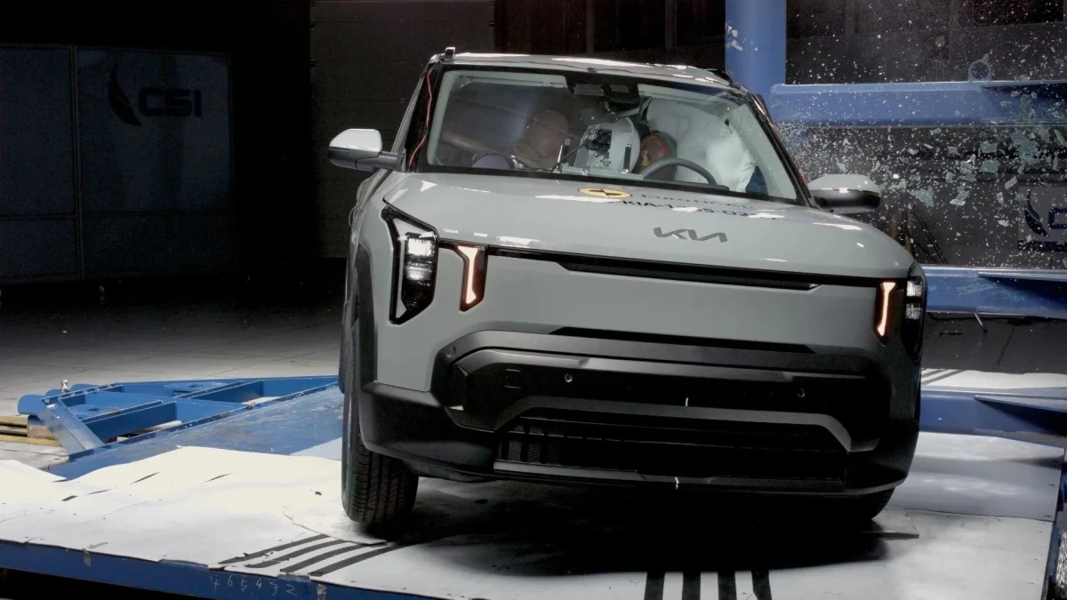 Kia EV2’nin önden Euro NCAP çarpışma testi sırasında bariyere yaklaşması