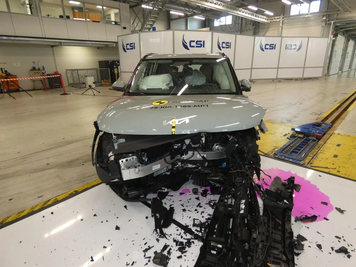 Ön bölümü hasar görmüş Kia EV2’nin Euro NCAP çarpışma testi sonrası görüntüsü