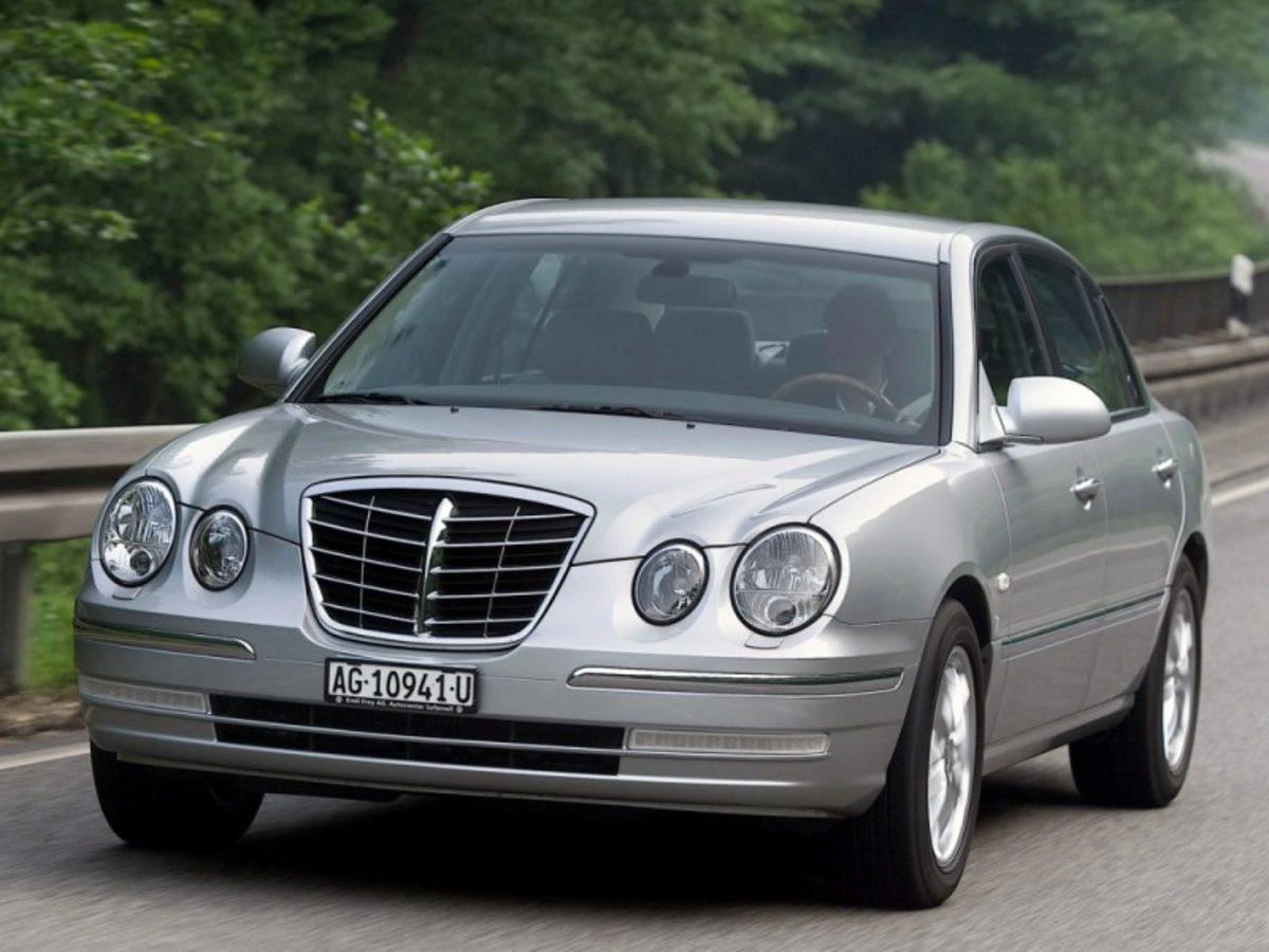 Açık renkli Kia Opirus sedan