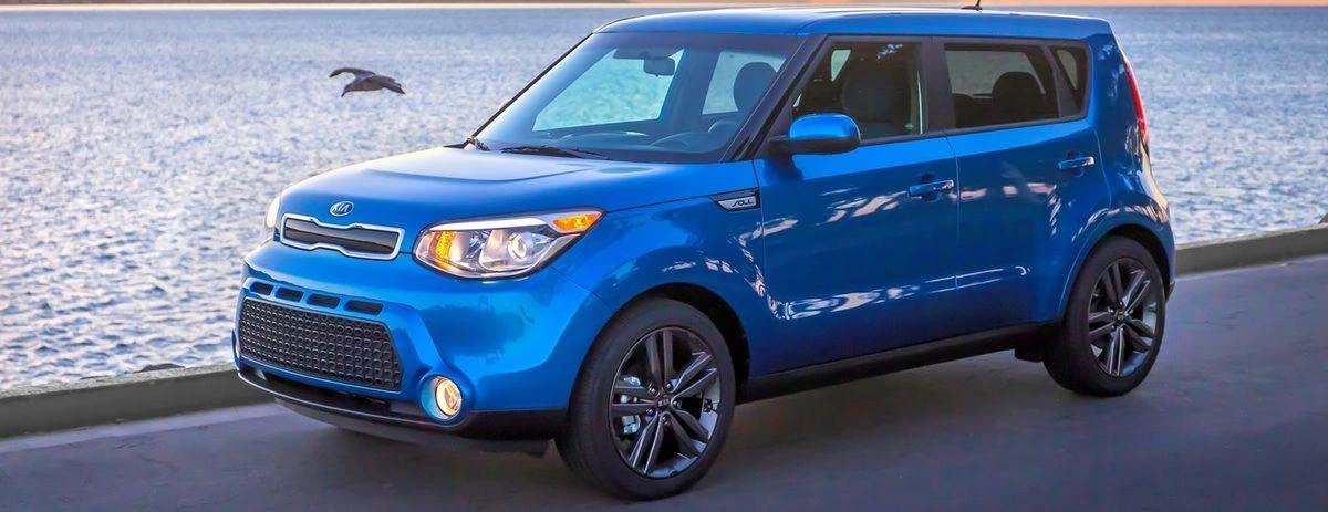 Mavi Kia Soul otomobil