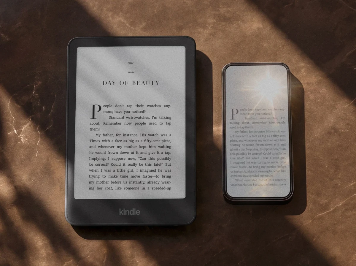 Siyah Kindle ve daha küçük bir e-kitap okuyucu mermer yüzey üzerinde