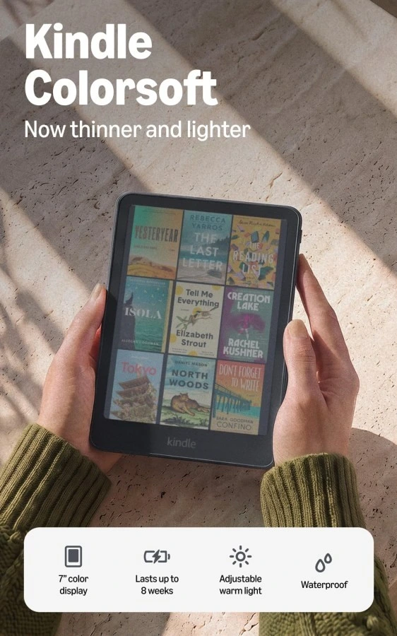 Renkli kitap kapaklarını gösteren Kindle Colorsoft iki elle tutuluyor