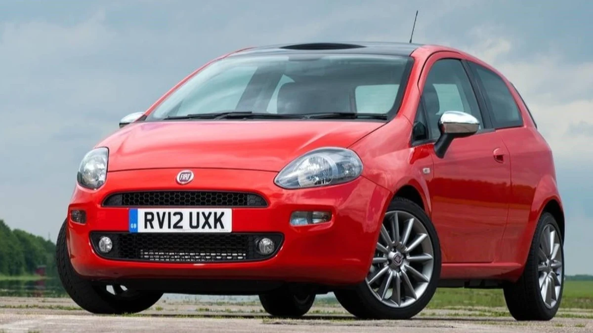 Önden görünen kırmızı Fiat Punto hatchback