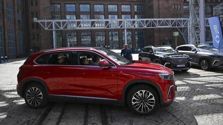 Açık alanda sergilenen kırmızı SUV otomobil