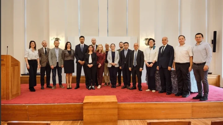 KKB ve KUIS AI iş birliği projesiyle ilgili etkinlikte sahnede yan yana duran katılımcılar
