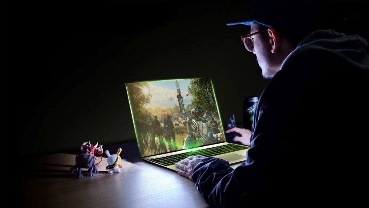 Laptopta oyun oynayan bir kullanıcı
