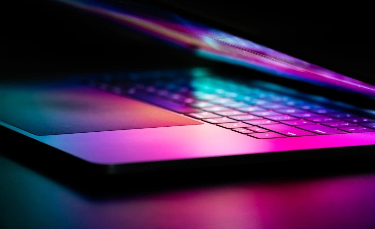 Renkli ışıklarla aydınlatılmış laptop klavyesi