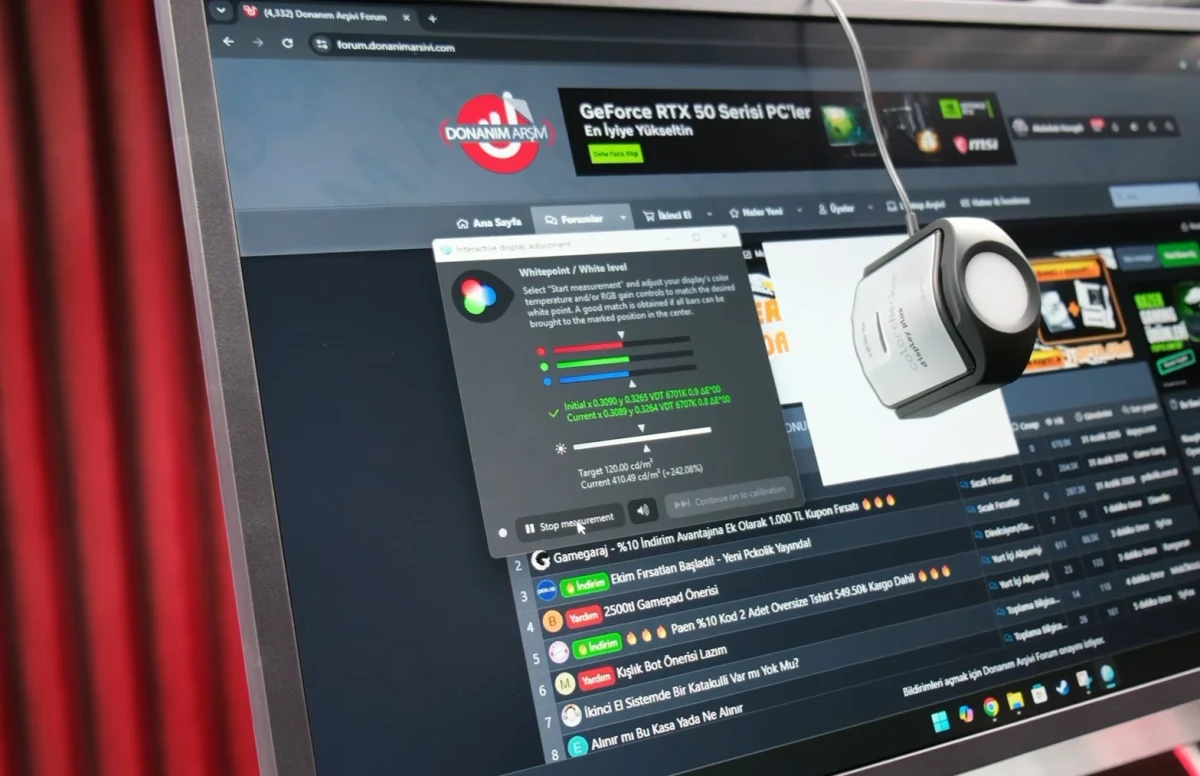 Renk ölçüm cihazı bağlı LG monitörde renk gamutu test yazılımı açık.