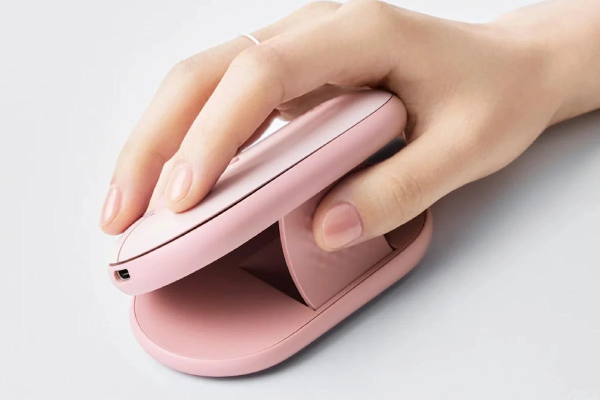 Pudra pembesi Logitech Pebble Up faresinin kaldırılmış üst kabuğuna yakın plan