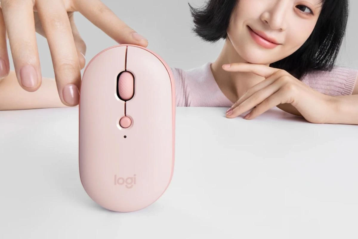 Pudra pembesi Logitech faresi ve yanında duran bir kişi