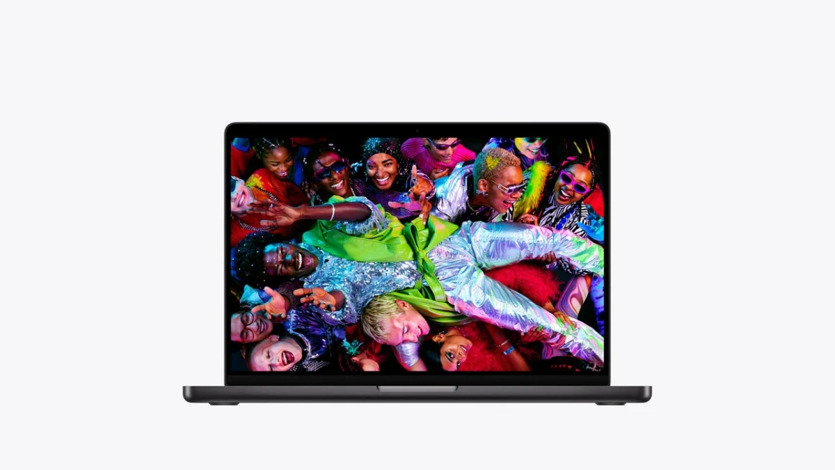 Renkli görüntü gösteren ekranıyla açık MacBook Pro